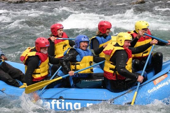 Teambygging og lagbygging - syv personer i båt som rafter i Sjoa